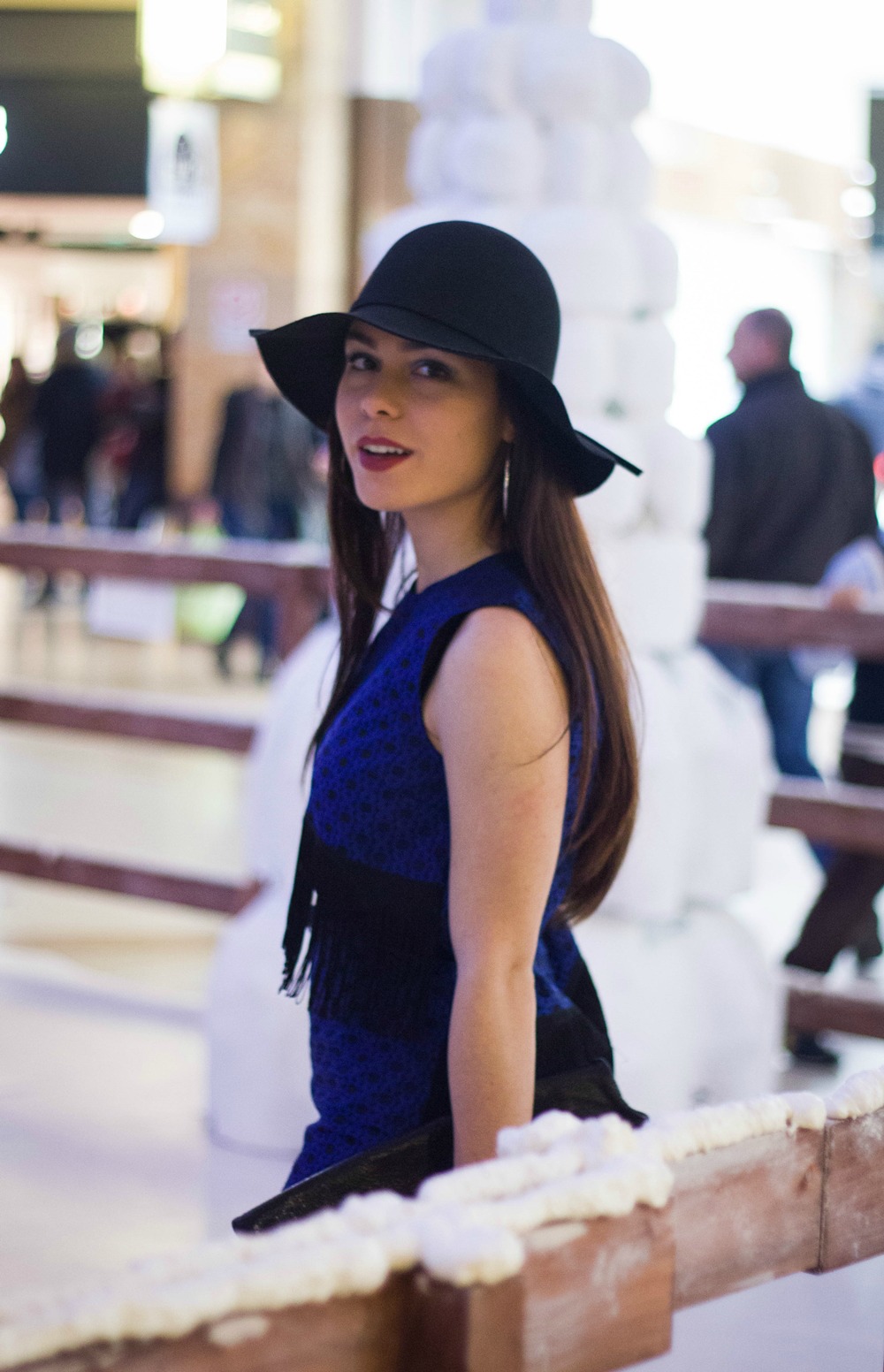 Outfit elegante per Capodanno, vestito a tubino blu, cappello a falda larga, Mina Masotina