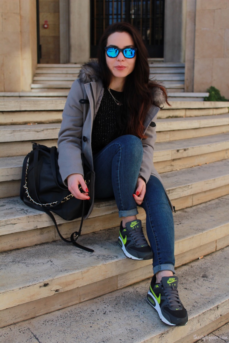 Outfit quotidiano con jeans e Nike Air Max grigie