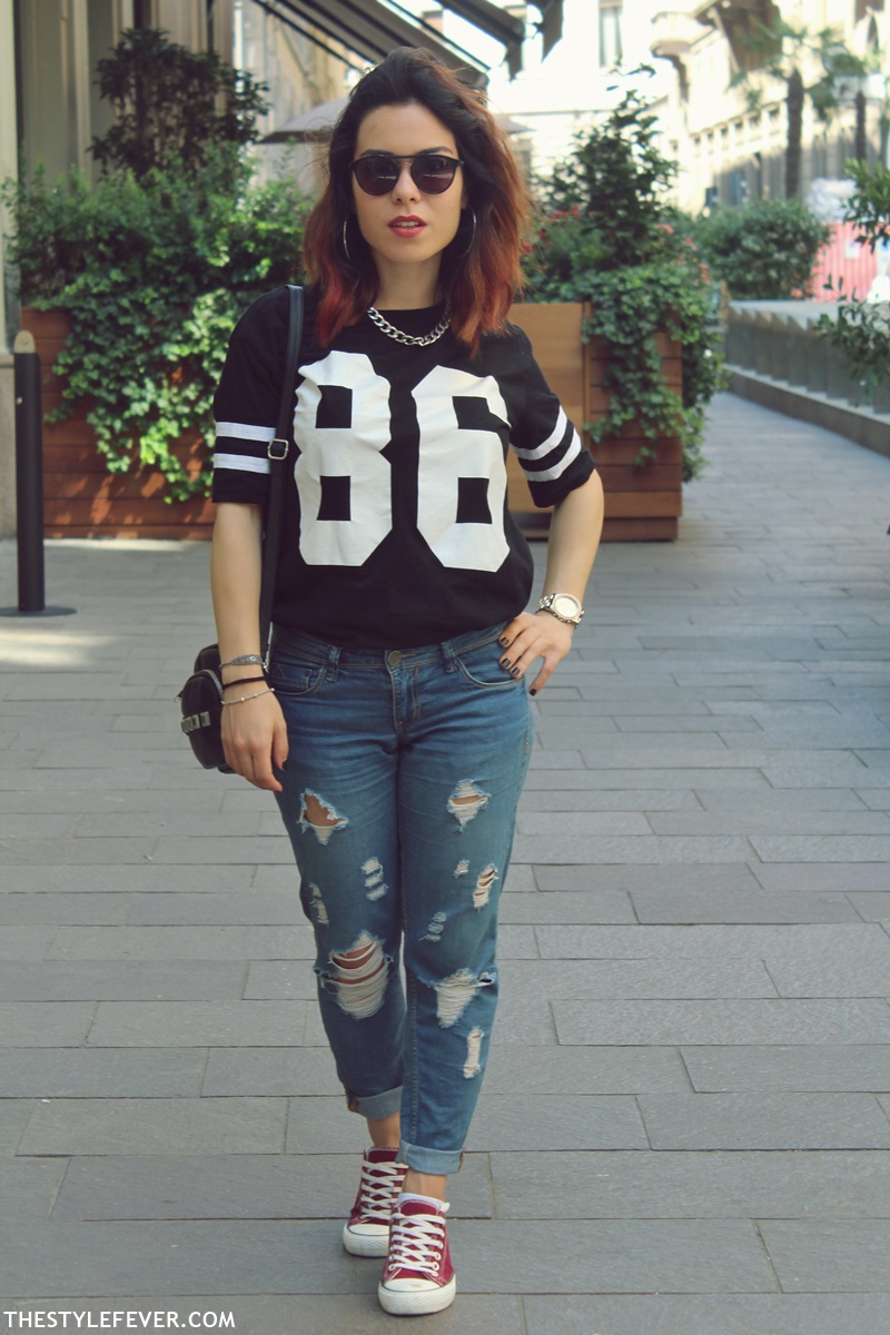 outfit-jeans-strappati-maglia-nera-con-numero-fashion-blogger-bari-mina-masotina