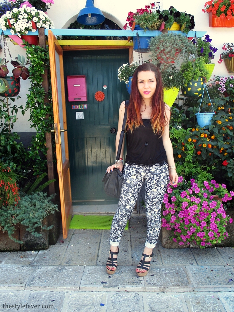 Fashion blogger Bari, outfit pantaloni a fiori, abbinare fantasie floreali