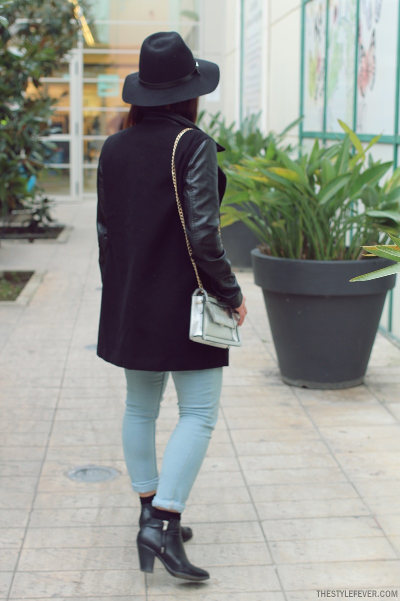 Jeans chiari e cappotto nero, fashion blogger Bari