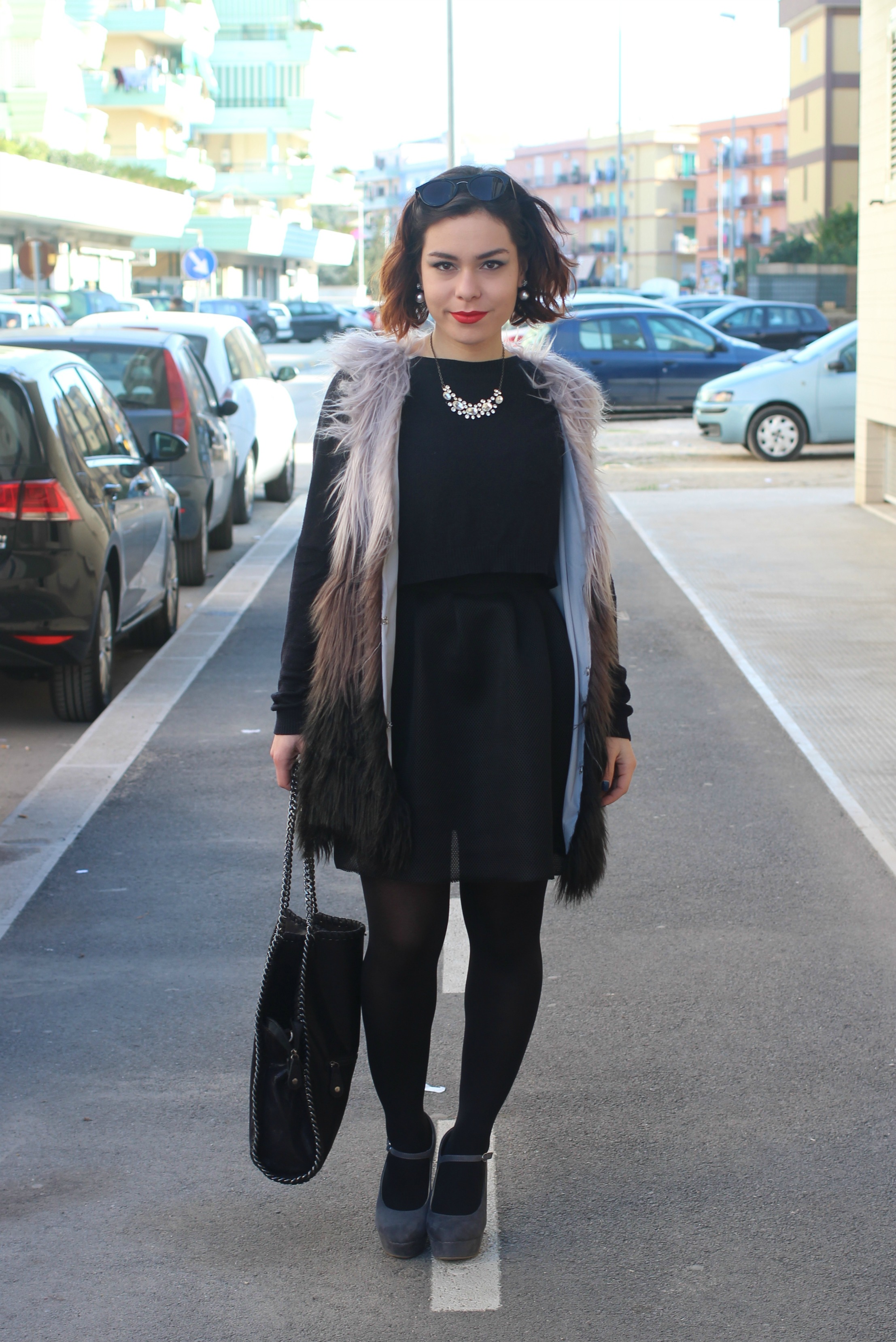 Outfit total black elegante, gilet eco pelliccia, Mina Masotina, fashion blogger italiane