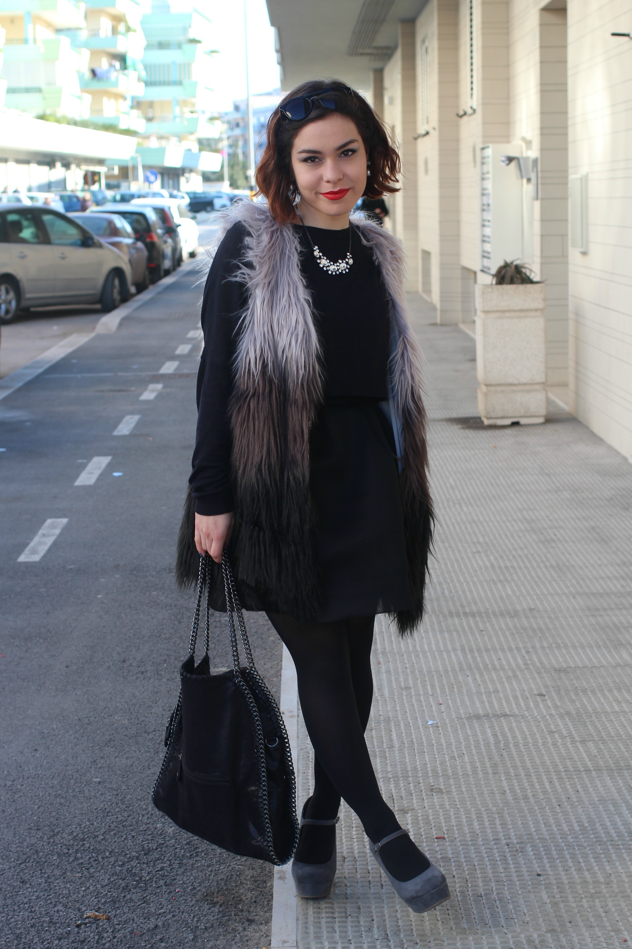 Outfit total black elegante-gilet, gilet in ecopelliccia, Mina Masotina