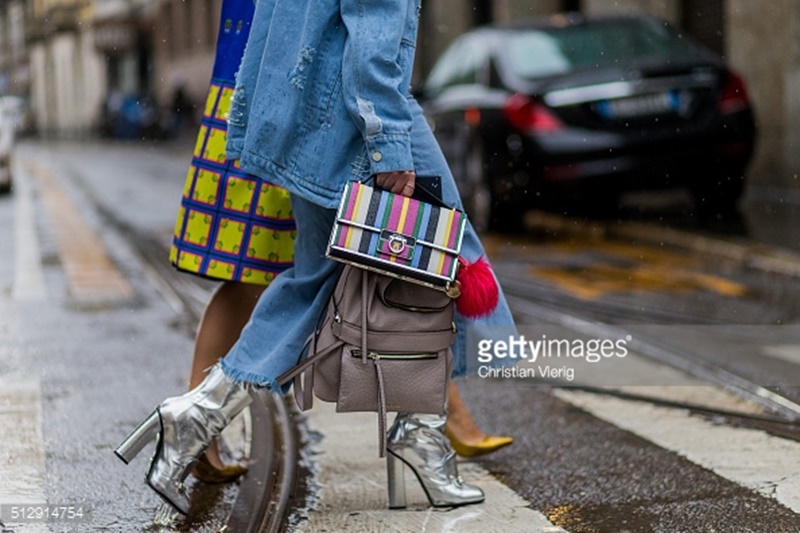 Silver boots, stivali color argento, street style Getty Images