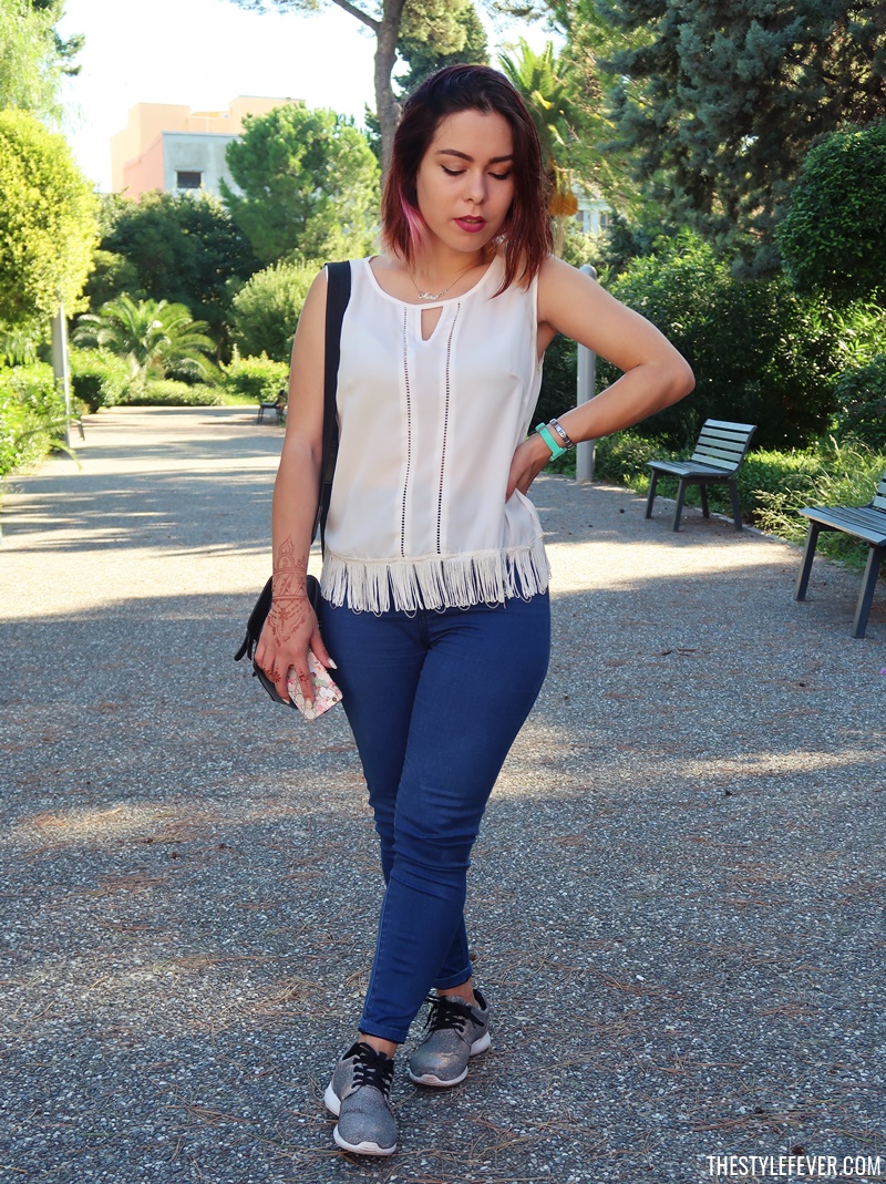 Outfit jeans sneakers e top con le frange, blogger italiane, Mina Masotina