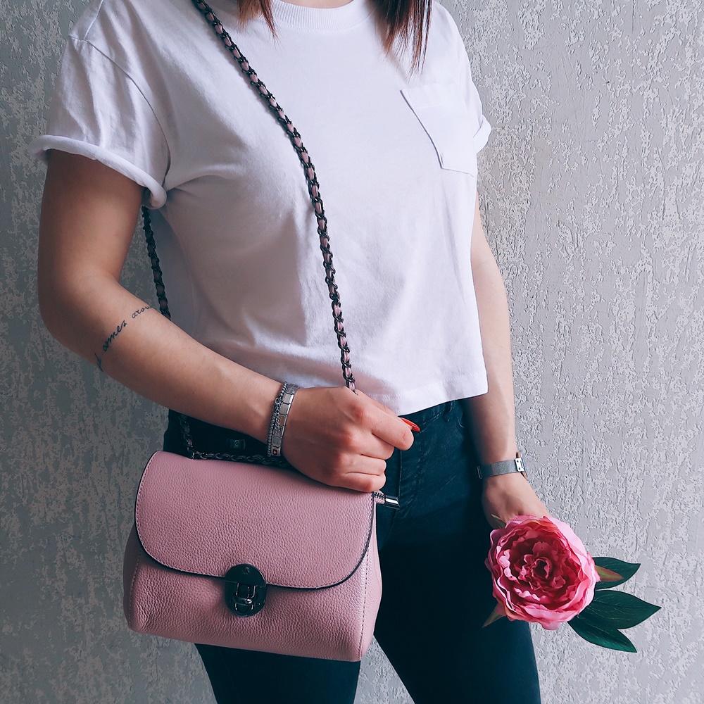 Borsa a tracolla rosa, outfit fashion blogger Mina Masotina