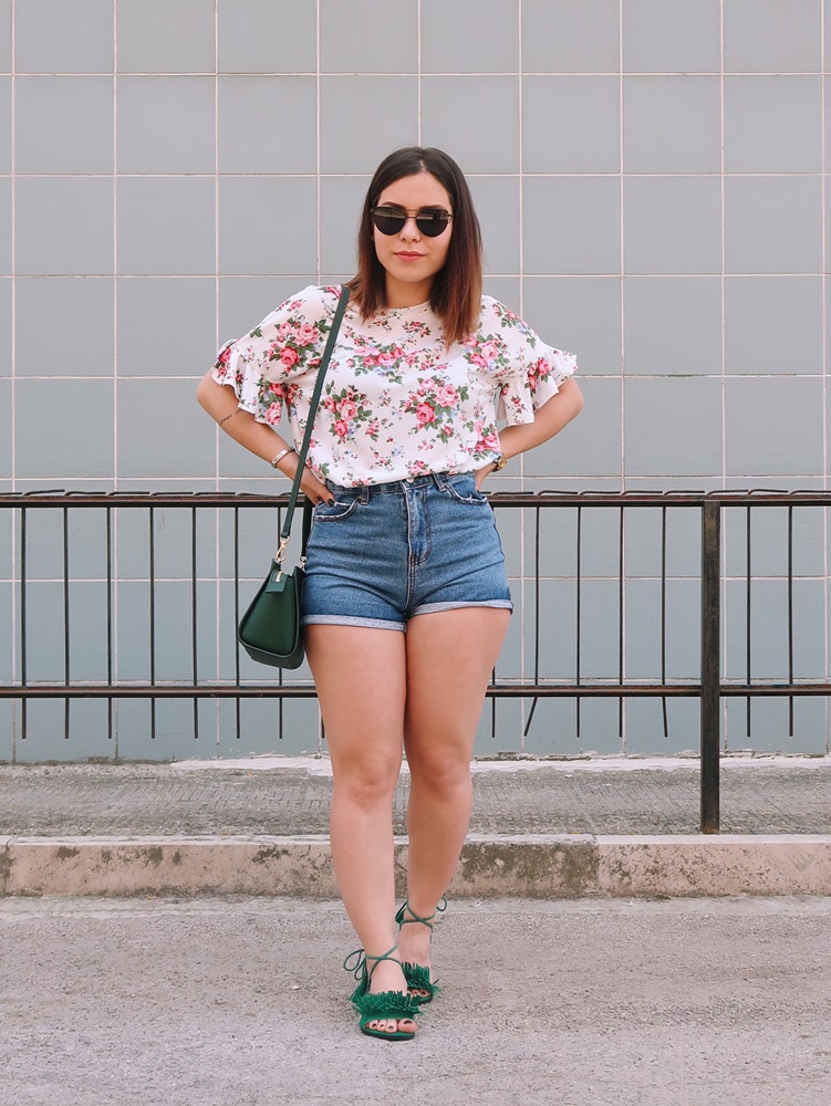 Maglietta a fiori, accessori verdi, shorts di jeans outfit Italian fashion blogger Mina Masotina