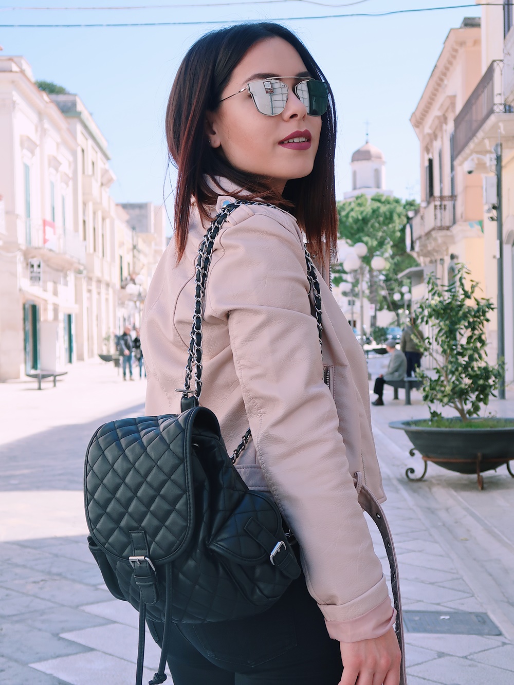 Outfit con giacca di pelle rosa, Mina Masotina, fashion blogger Puglia