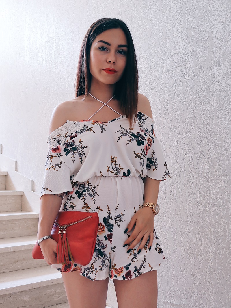 Mina Masotina, fashion blogger italiana, outfit tutina bianca floreale, vestiti con fantasie floreali