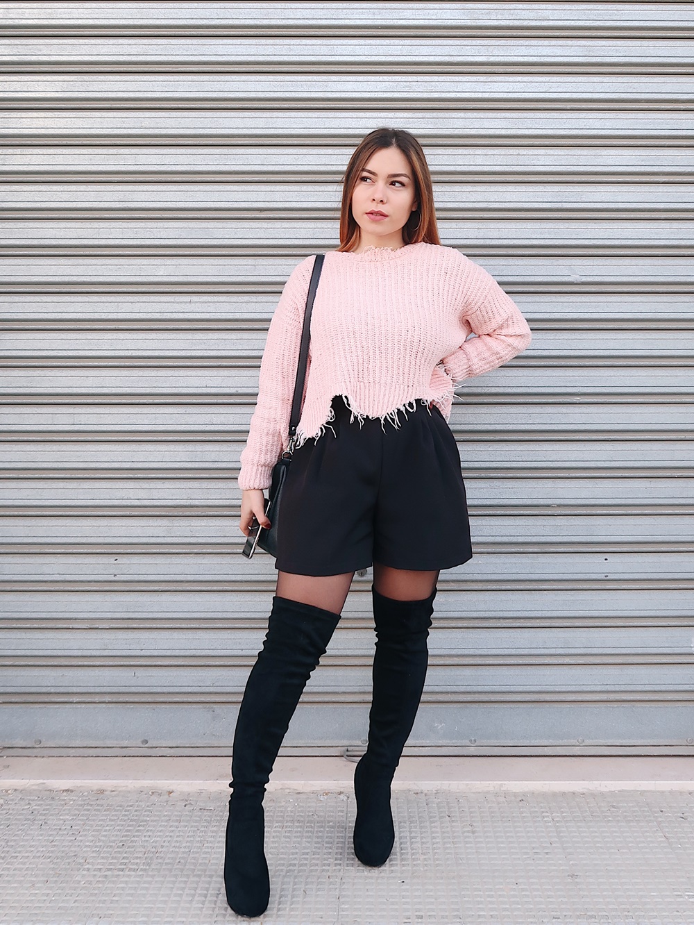 High boots outfit, stivali lunghi con shorts, maglione rosa di Bershka, Mina Masotina
