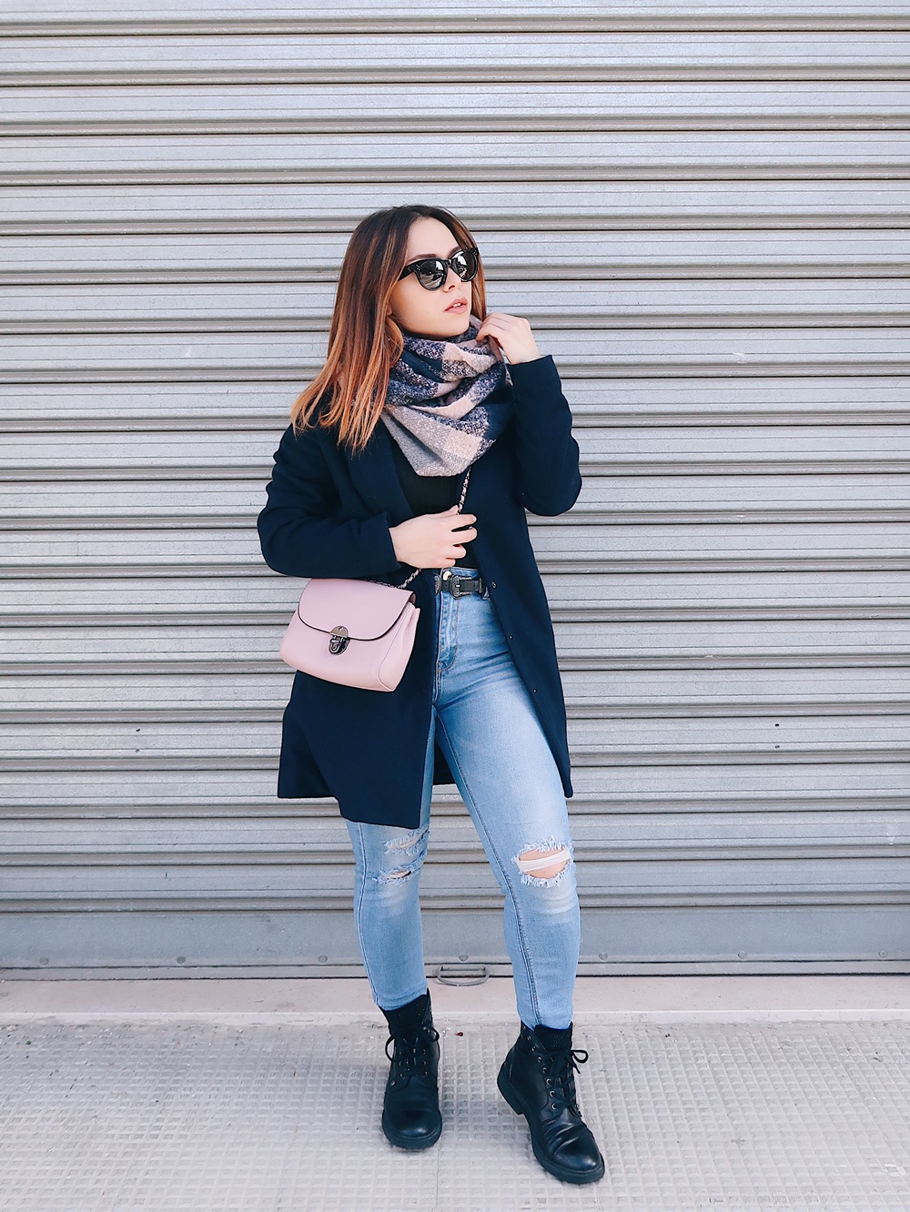 Outfit blu e rosa, jeans e stivaletti, fashion blogger italiane