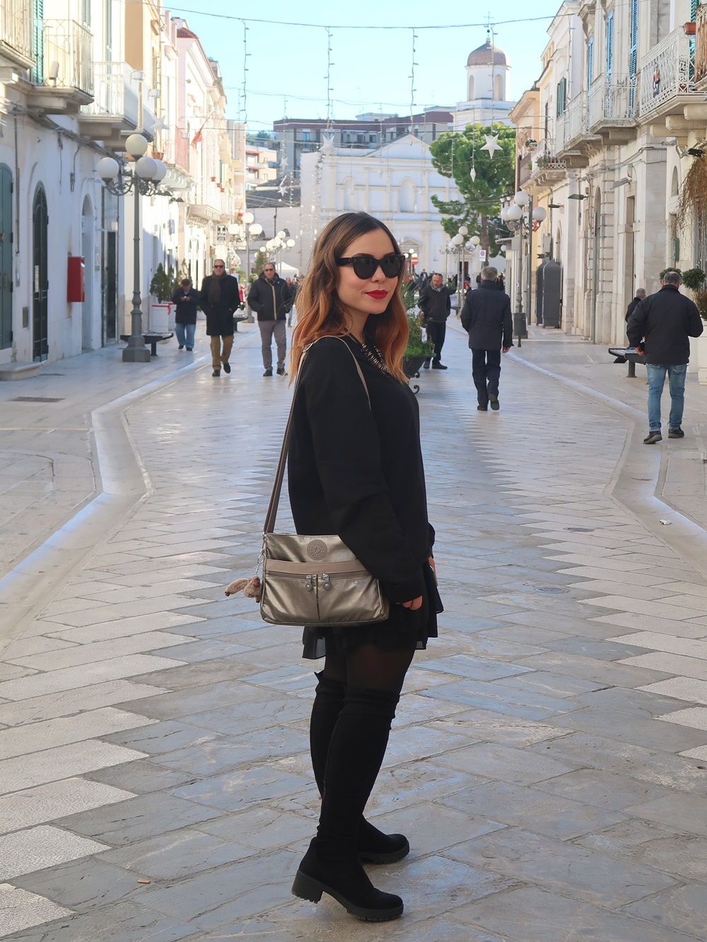 Outfit total black, borsa Angie Metallic Kipling