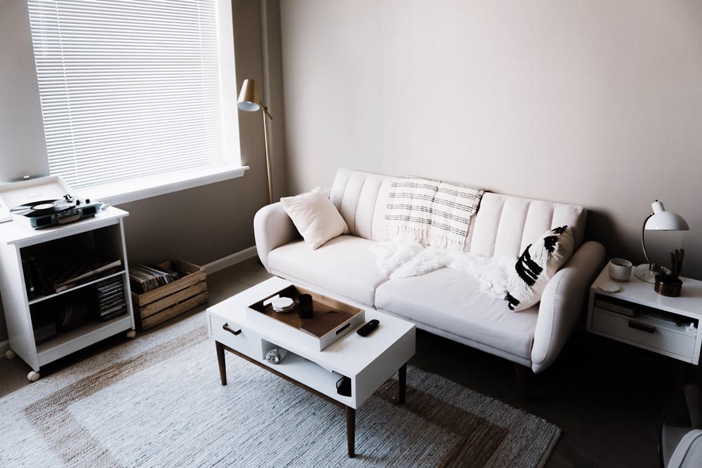 Arredamento minimal, soggiorno comodo e accogliente, divano bianco