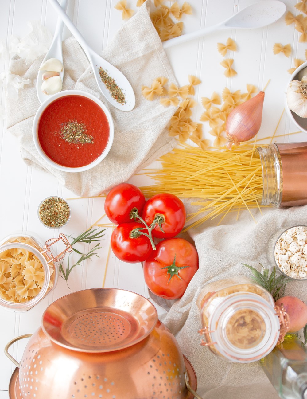 Flatlay cucina, spaghetti al pomodoro, accessori color rame
