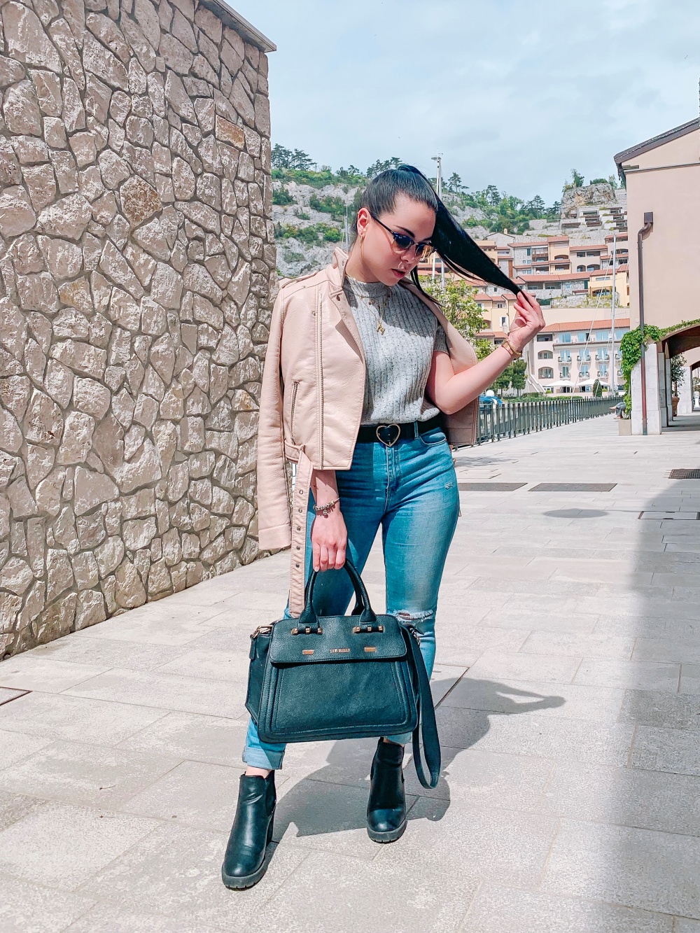 Outfit jeans e chiodo rosa, Mina Masotina, fashion blogger italiane
