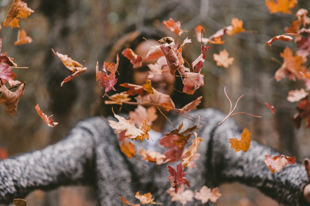 Foglie di autunno, skincare ragazza