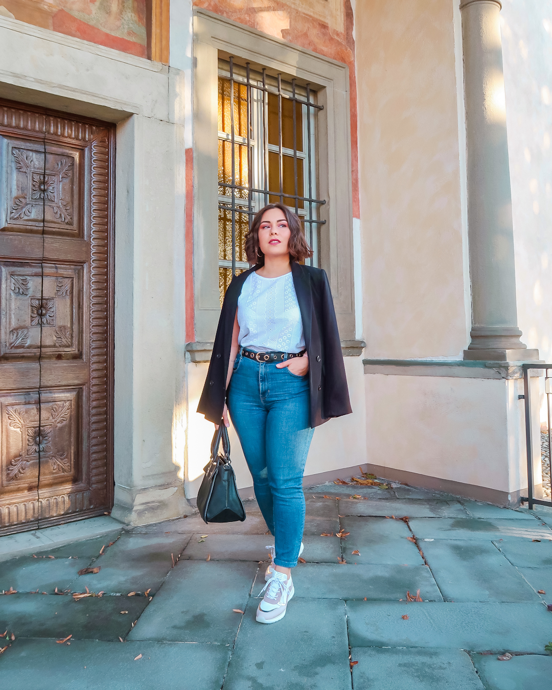 Outfit per l'ufficio con jeans e sneakers vegane